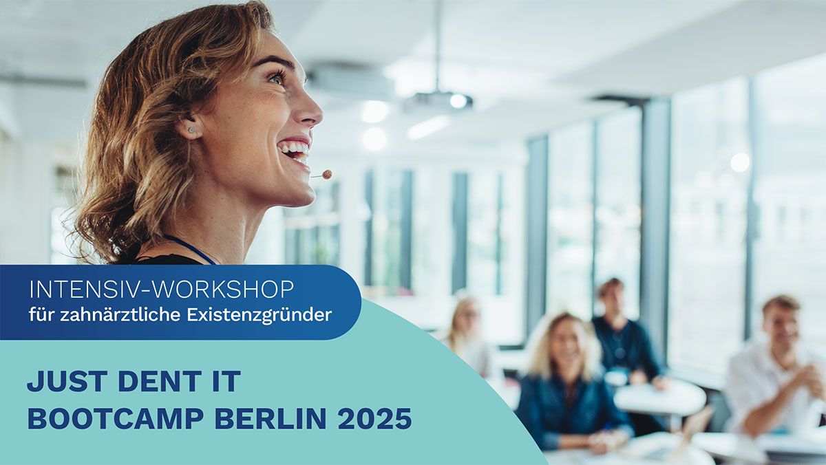 Im Rahmen eines Intensiv-Workshops des Just DENT It Bootcamps spricht eine Referentin zu Zahnärztinnen und Zahnärzten, die den Schritt in die Selbstständigkeit planen.