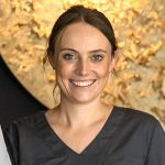 Ein Portraitfoto von Zahnärztin Dr. Elena Angel.