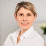 Ein Portraitfoto von Zahnärztin Ellen Bär.