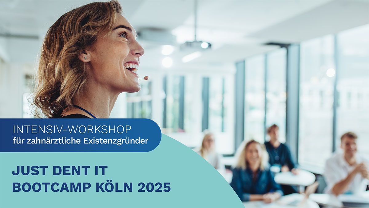 Eine enthusiastische Referentin spricht während eines Workshops vor Zahnärzten, die sich im Just DENT It Bootcamp auf ihre Praxisgründung vorbereiten.