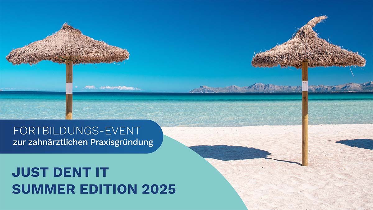 Das Foto zeigt zwei Sonnenschirme aus Stroh am Sandstrand von Mallorca vor dem azurblauen Meer – ein Anblick, der auch die Teilnehmer der Just Dent It Summer Edition erwartet.