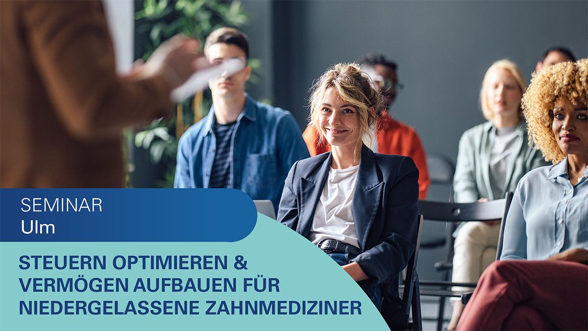 Eine junge Zahnärztin nimmt an einem Steuerseminar teil.